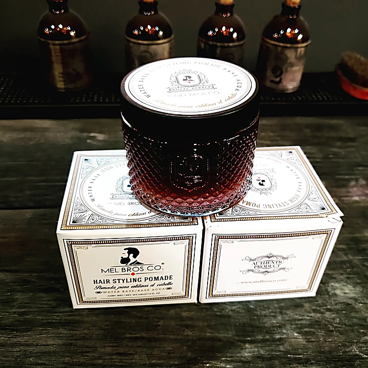 Frasco de pomada Mel Bros con sus cajas, sobre madera