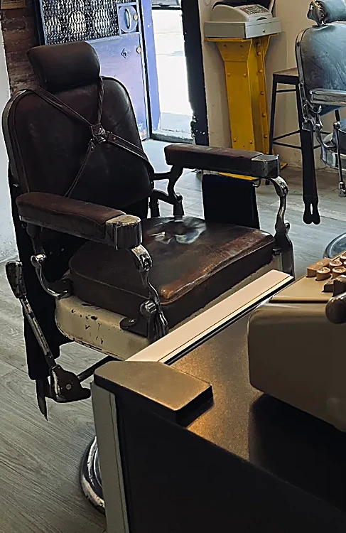 Sillón de barbero antiguo de piel café con descansabrazos de fierro, en Asturias 81